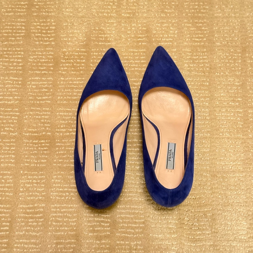 Blue suede Prada kitten heels. Size 38.
